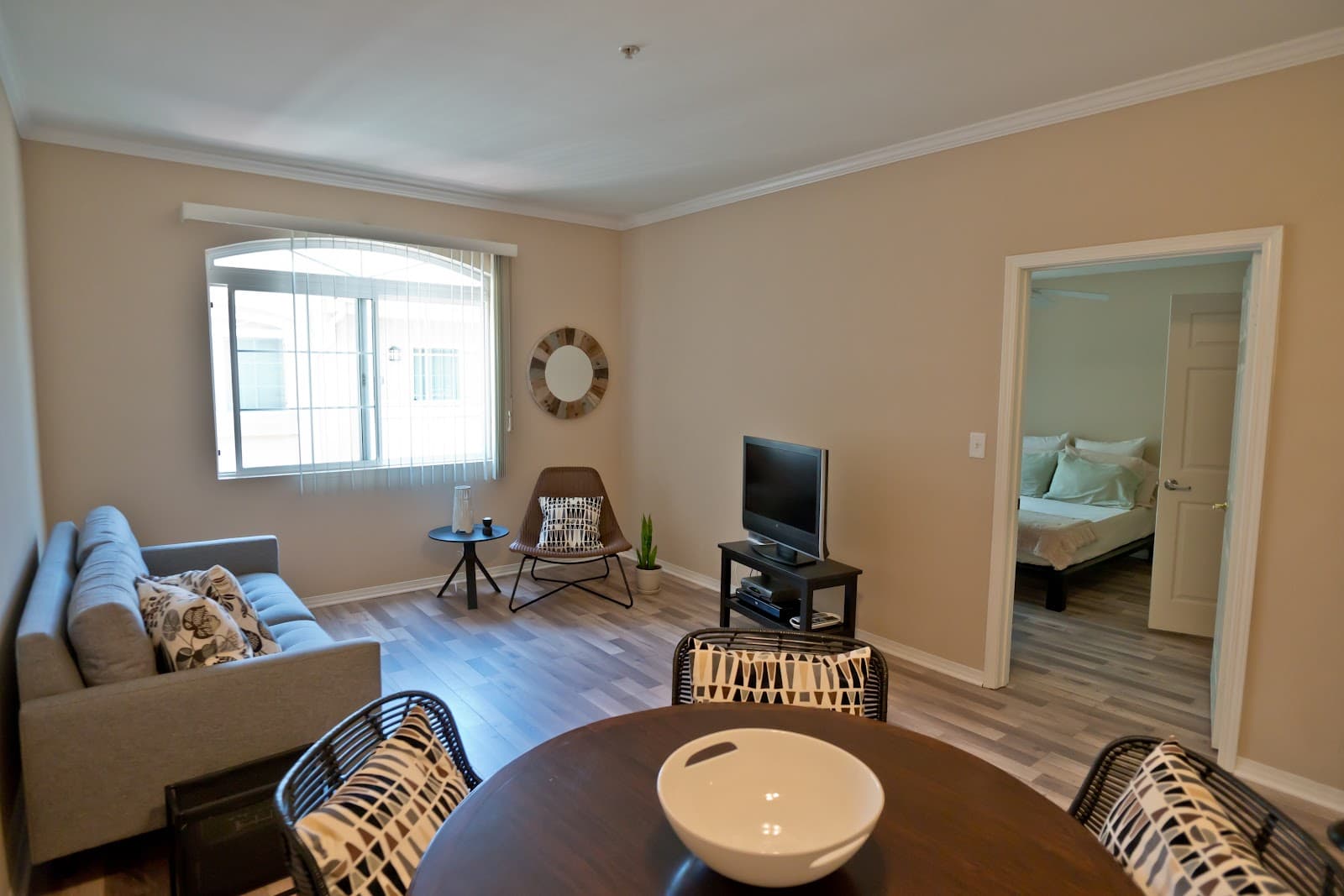 Olive Plaza Apartments photo 3