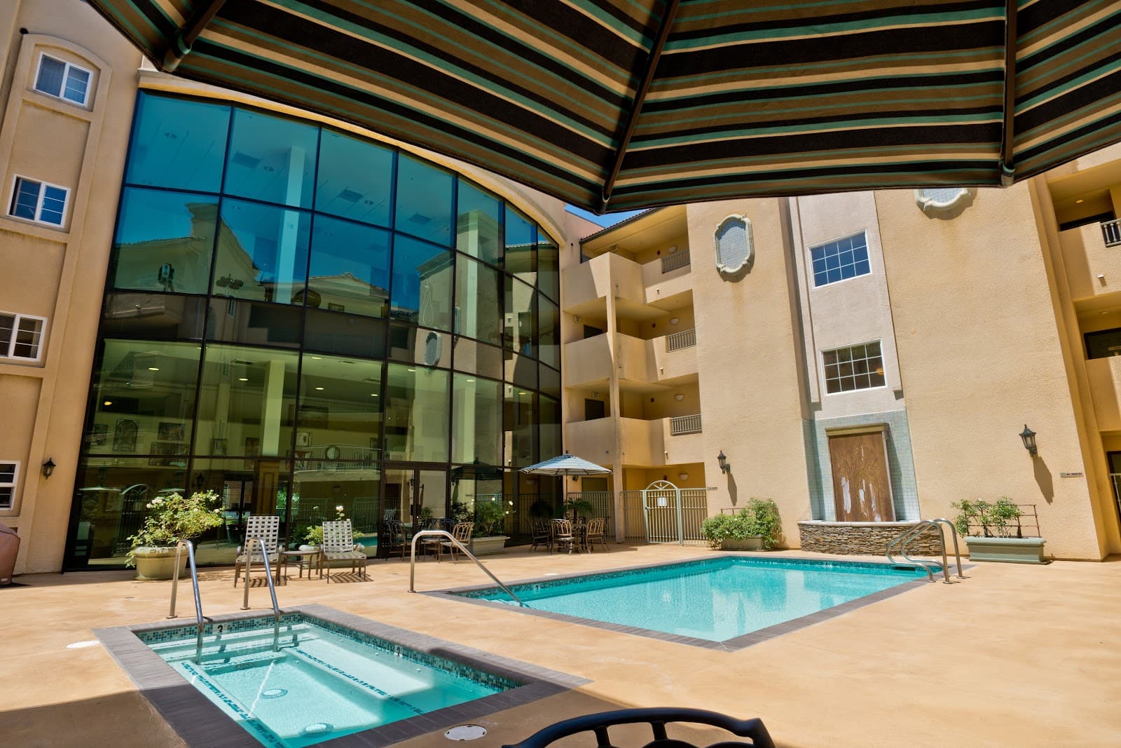 Olive Plaza Apartments photo 4