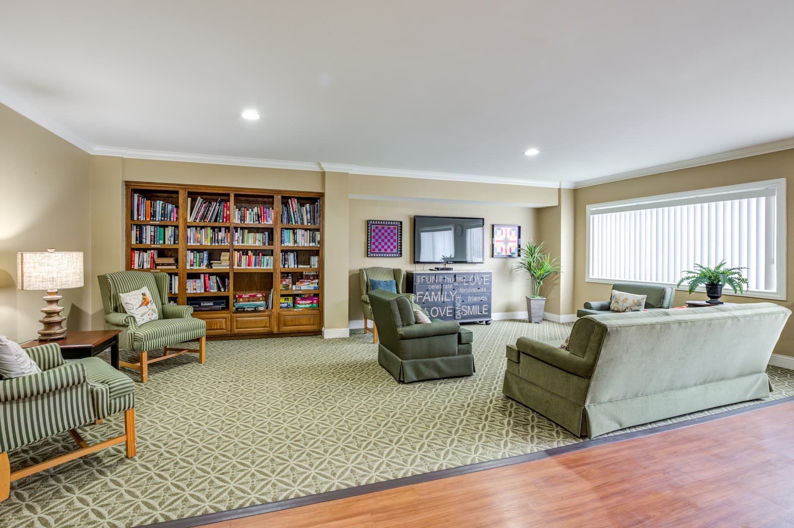 Emerald Court photo 5