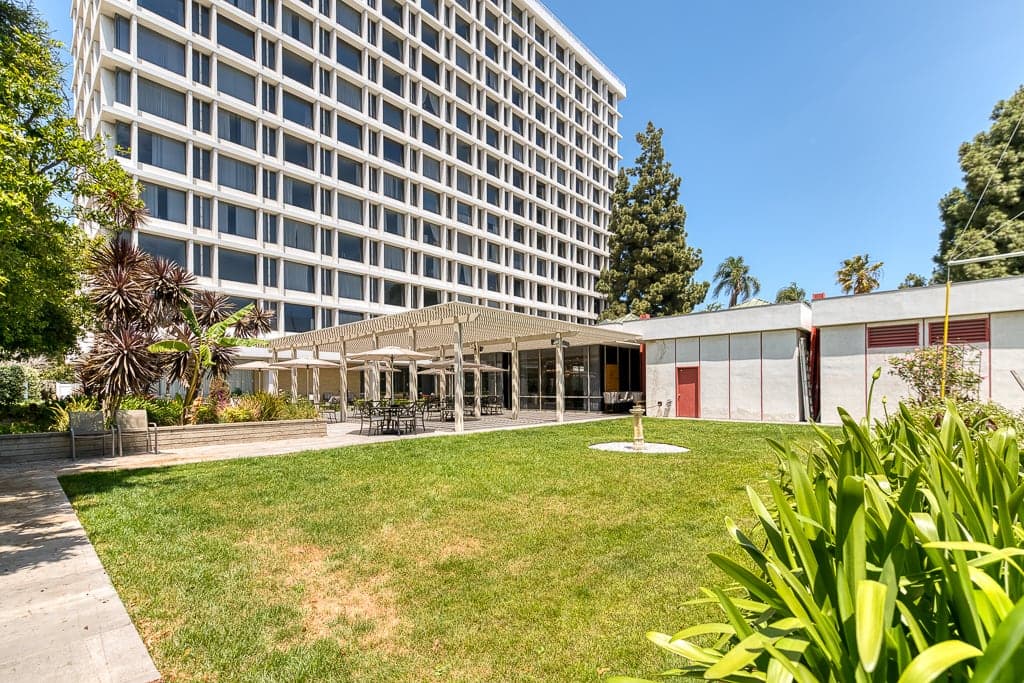 Bay Towers at Bixby Knolls photo 2