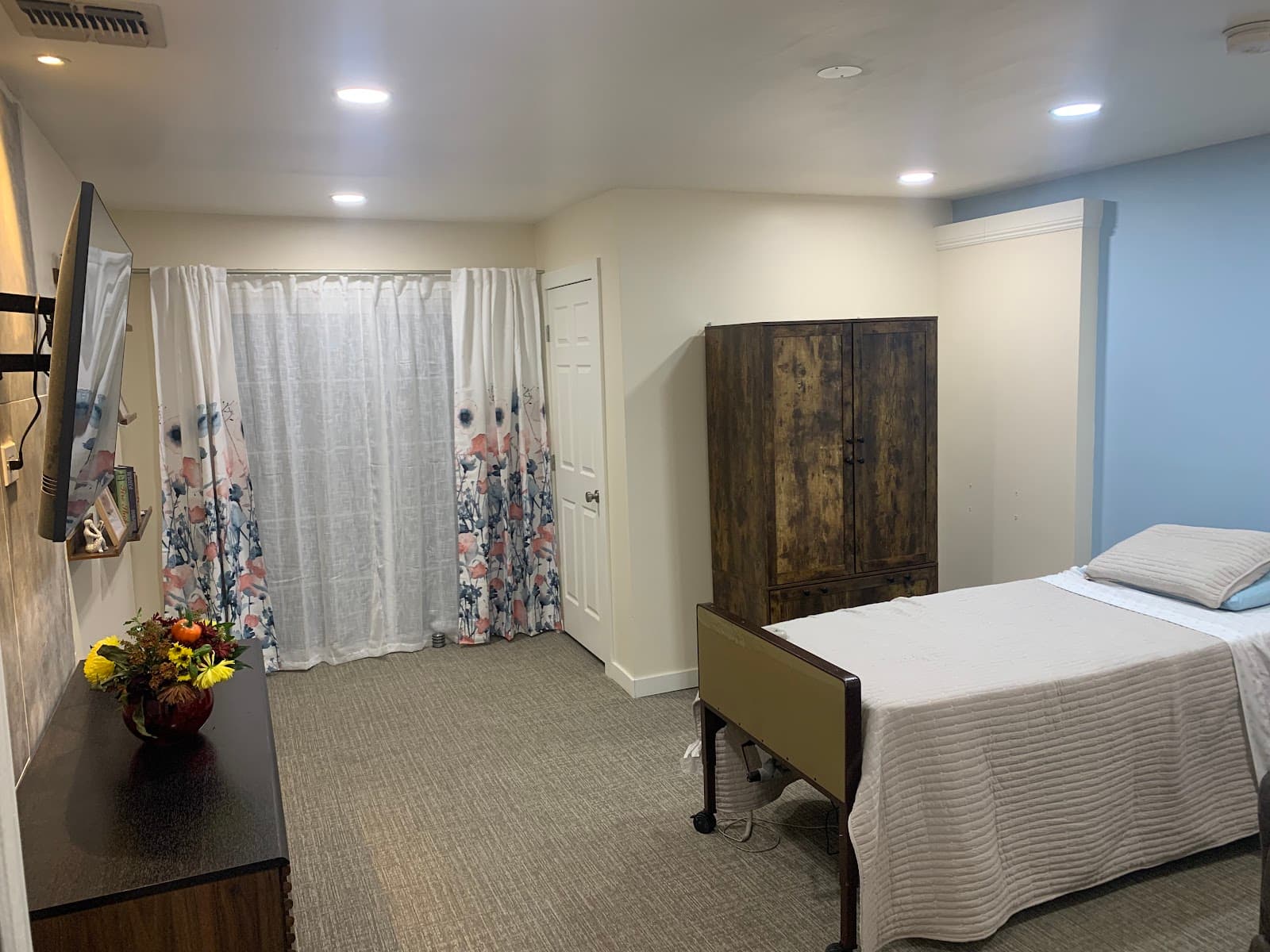 Golden Apricot Manor photo 2