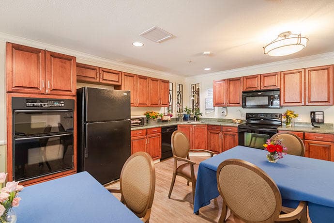 Silverado Senior Living-Tustin Hacienda photo 5