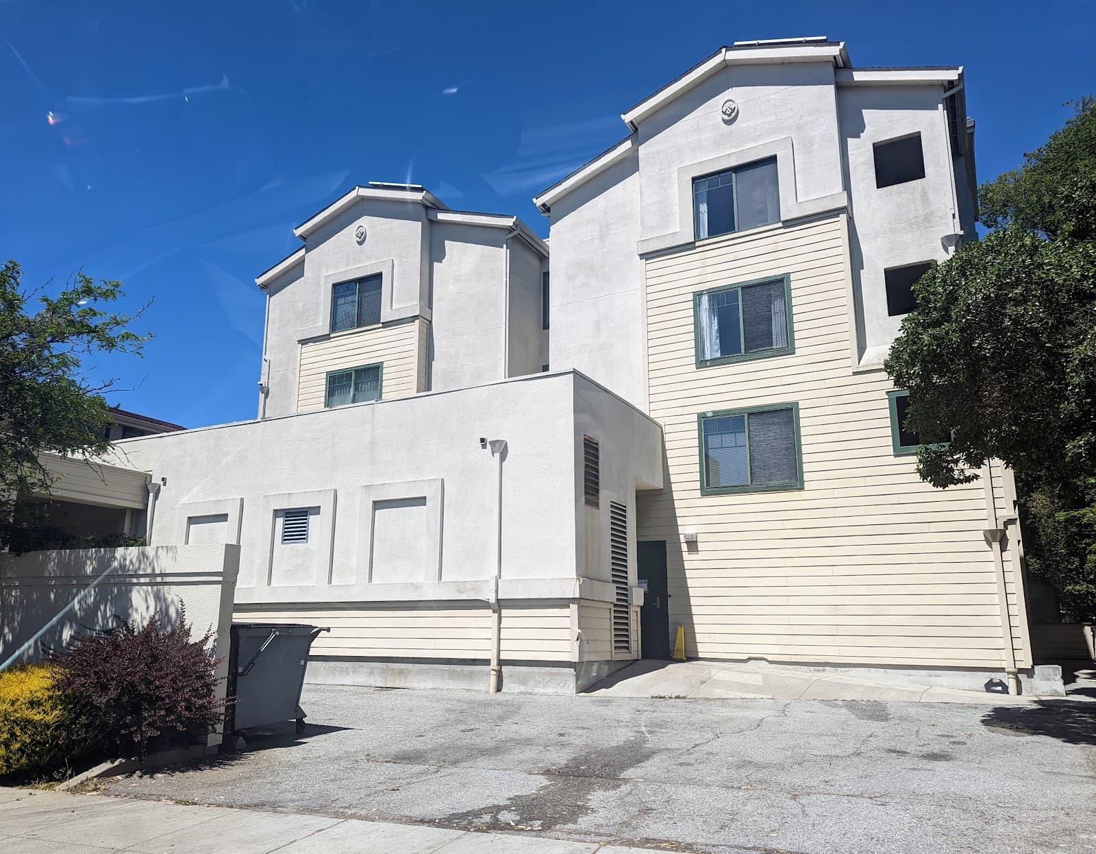 Sterling Court photo 3