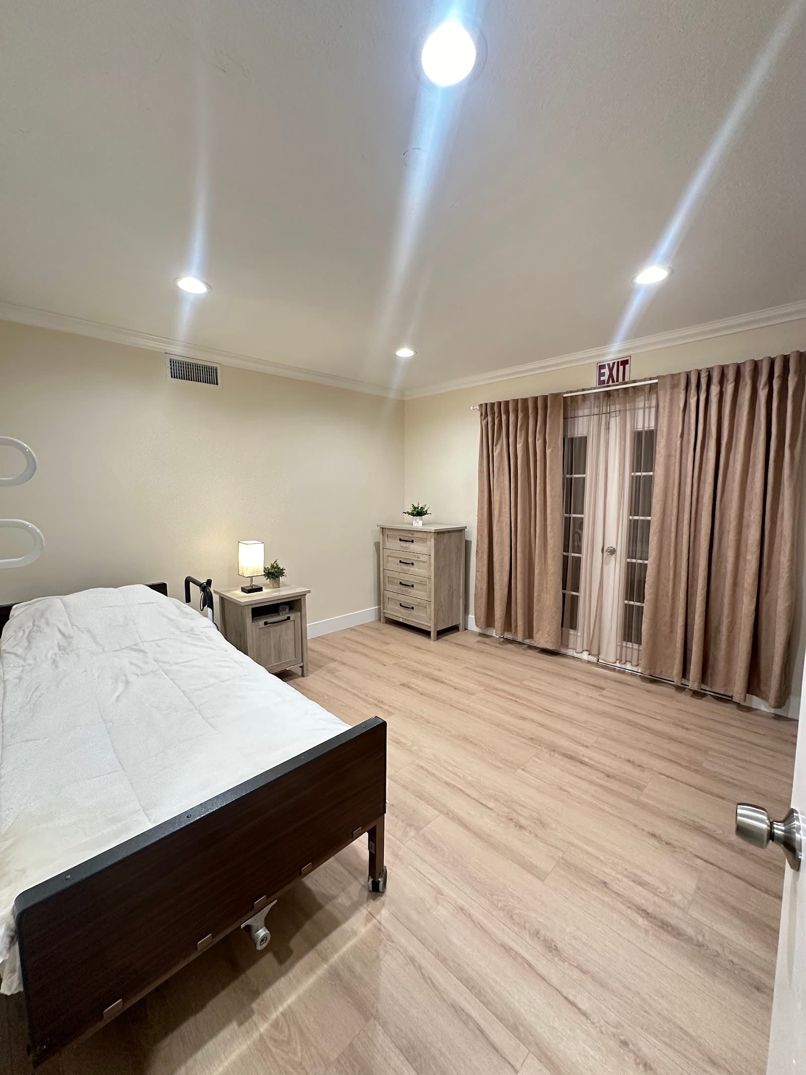 Tarzana Senior Living photo 2