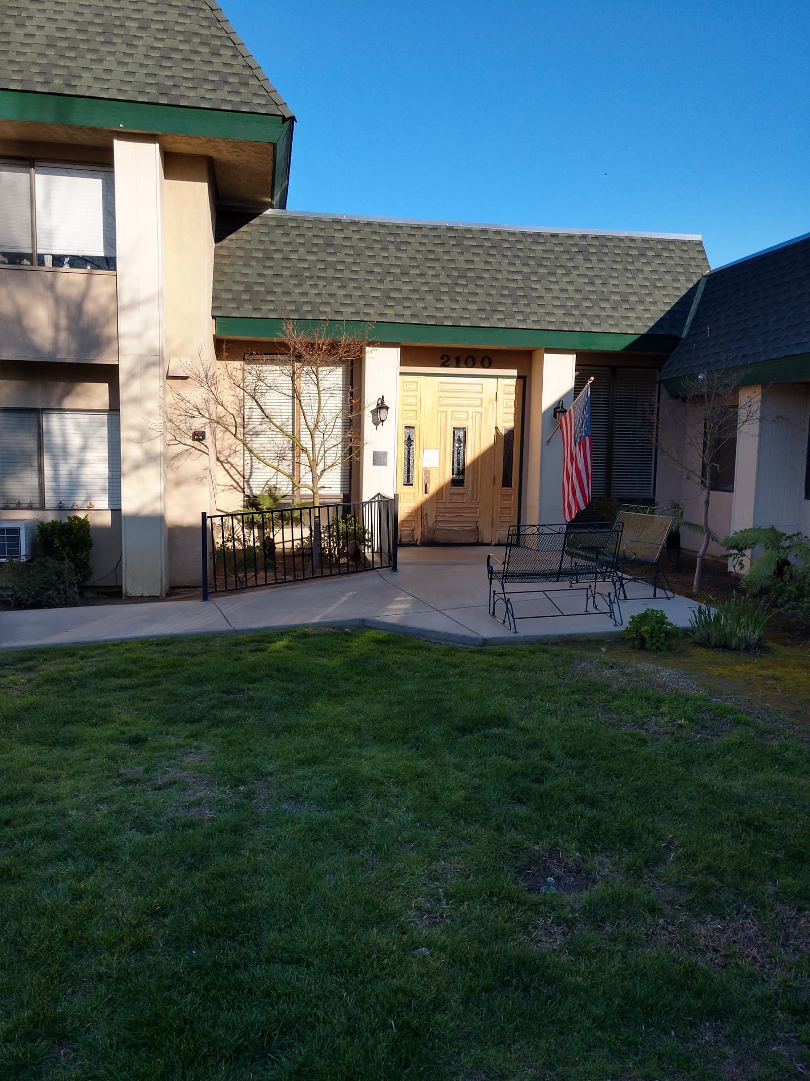 Country Club Manor photo 3