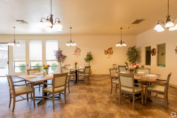 Country Club Manor photo 4